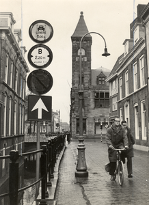 403731 Afbeelding van een aantal verkeersborden en een lantaarnpaal op de Drift te Utrecht.